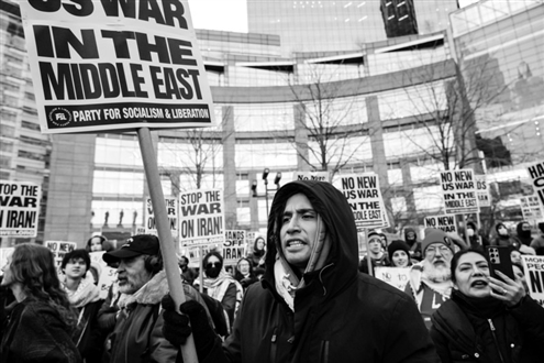 3月2日,人们在美国纽约参加集会,抗议美国对伊朗发动军事打击。新华社发